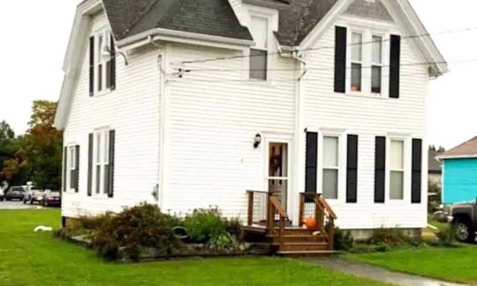 Milbridge Apartamento | Beautiful Victorian Apt for a well deserved rest! Centrally Located DownEast.