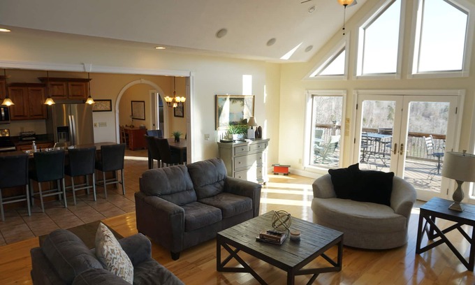 Albany Casa | Beautiful Views of Dale Hollow Lake, 5 bedroom, sleeps 15