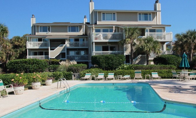 Isle of Palms Villa | Hermosa villa rodeada de un exuberante paisaje, ¡a pie de playa, golf y piscina!