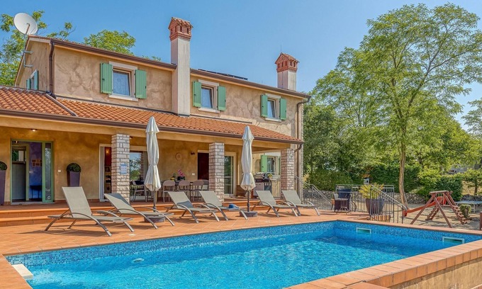 Lupoglav Cabina | Hermosa villa en Sumber con piscina