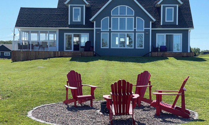 New London Casa | Beautiful waterfront vacation home near Cavendish. Sleeps 10.