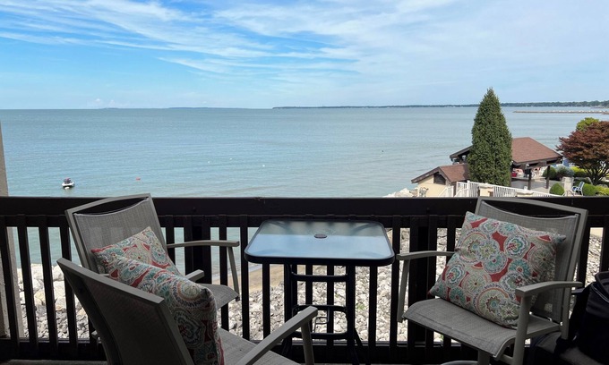 Port Clinton Condominio | Beautiful Waterfront Condo with water views of Lake Erie Islands.