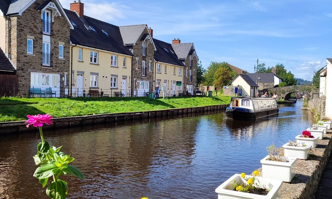 Brecon Cabaña | Beautiful waterfront cottage with stunning views