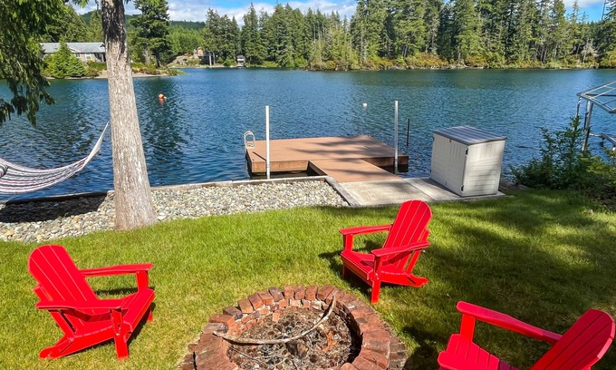 Shelton Casa | Beautiful waterfront escape with SUPs/kayaks/canoe/paddle boards w/ lake access