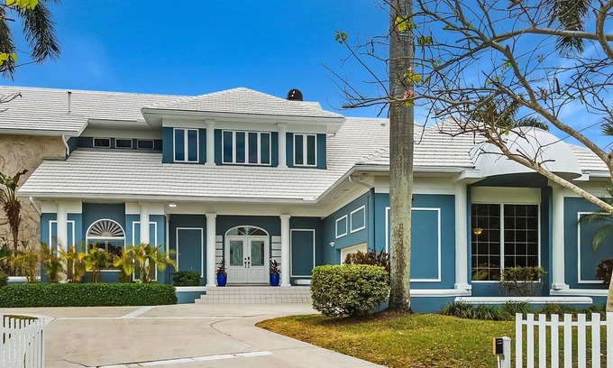 Iona Casa | Beautiful Waterfront Living in Ft Myers