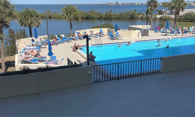 Hudson Condominio | Beautifully decorated modern GULF FRONT CONDO Sleeps 4 Hudson, FL