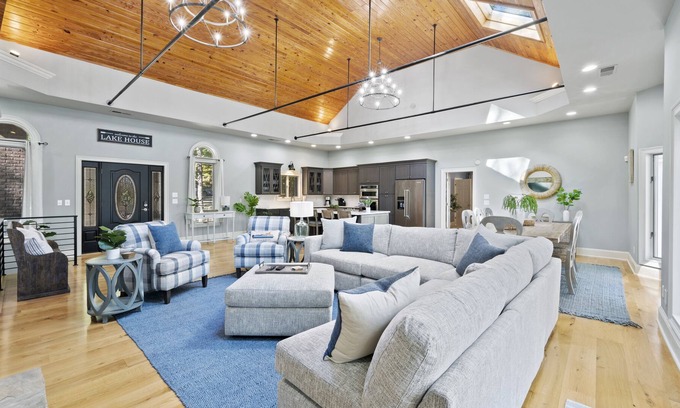 Lake Oconee Casa | Beautifully Decorated Spacious Home With Great Outdoor Living Area & Quiet Cove!