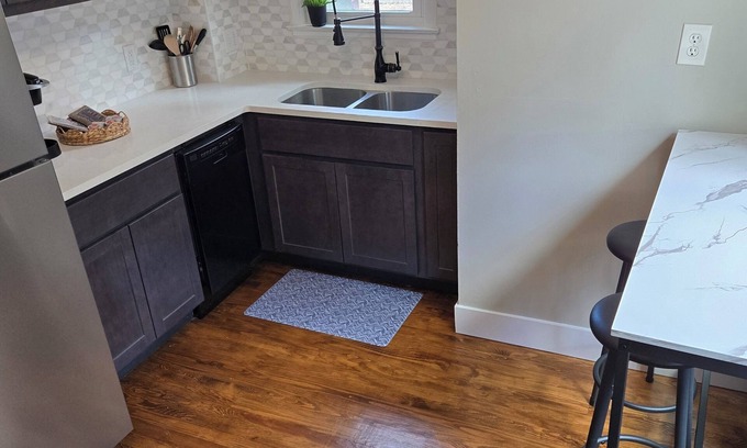 Muskegon Casa | Beautifully remodeled 2 bedroom house in Glenside, close to beach.