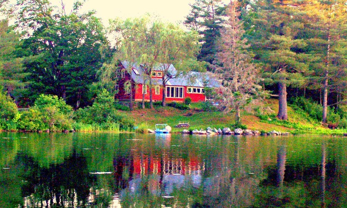 Cabot Casa | Bellamente restaurada casa de campo antigua en el lago prístino.