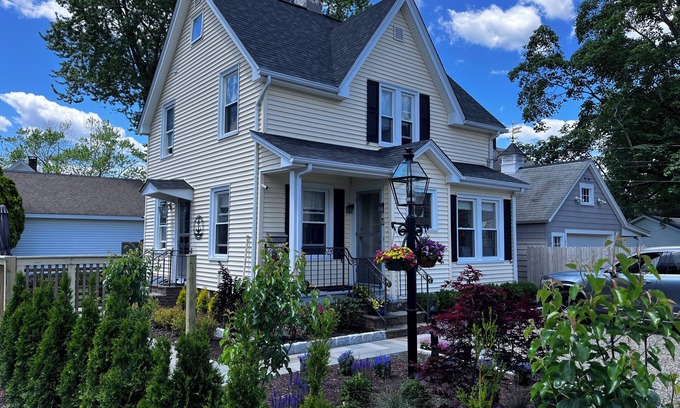 Mystic - New London Casa | Beautifully Restored 1890’s House in beautiful & picturesque downtown Mystic.