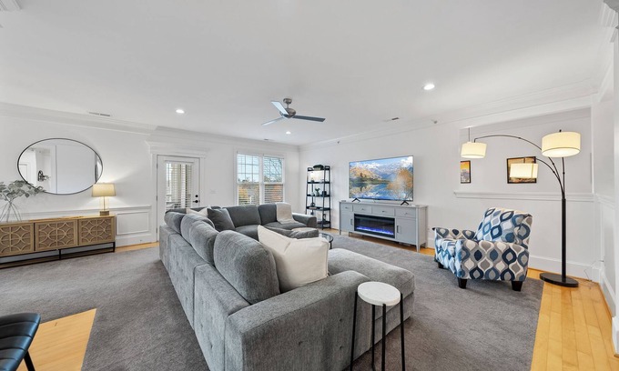 Cary Condominio | Beautifully Updated Penthouse Condo in West Cary