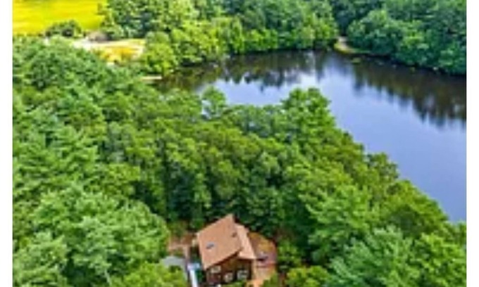 Carver Cabina | Beautifully wooded cabin on a pond- close to the city, even closer to the beach!