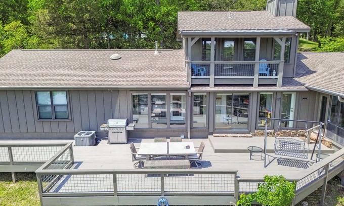 Lowell Casa | Beaver Lake Oasis | Backyard Lake Access | 6 beds