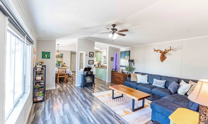 Division No. 11 Complejo | Beaver Lodge - 33 Acres of Secret Getaway, House with AC, RV Parking