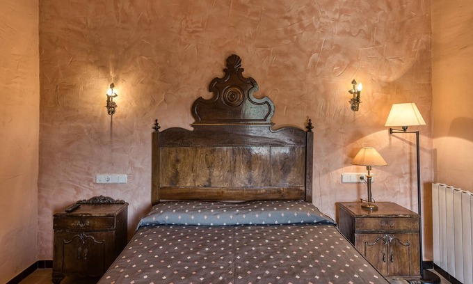 Serra de Daró Cama Y Desayuno | Alojamiento y desayuno 'Llavià' con piscina compartida, Wi-Fi y aire acondicionado