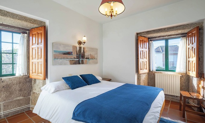Areas Cama Y Desayuno | Alojamiento y desayuno 'Habitación Triple 4' con vistas a la montaña, piscina compartida y Wi-Fi