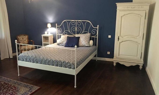 Gurs Cama Y Desayuno | Bed and breakfast with shared kitchen and living room