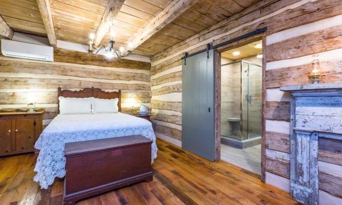 Swoope Cama Y Desayuno | Bed&Breakfast in a 1795 Log Cabin on working farm, Margaret Baylor-Swoope suite