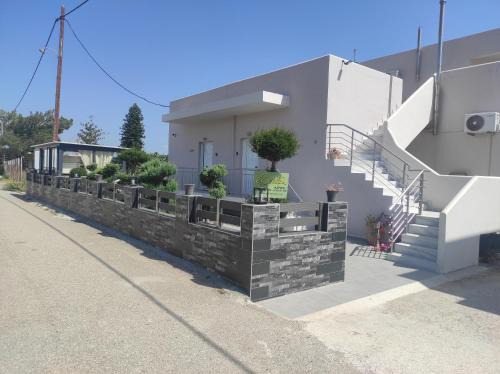 Kokinos Pirgos Casa | Bee life apts, Sweet house