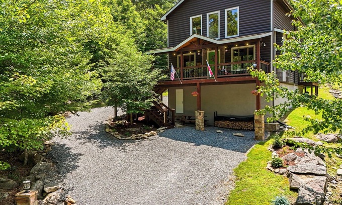 Charter Hills Cabina | BEECH MTN CABIN - 4 BR- GREAT YARD, SMALL DOG FRIENDLY, FIRE PIT, CENTRAL AC