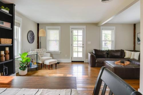 Chagrin Falls Casa | Bell Street by the Falls