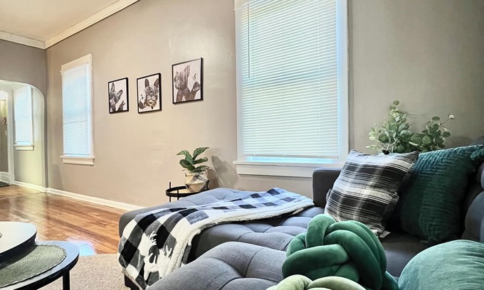 Garfield Heights Casa | Bella - Stylish Modern Retreat in Garfield Heights