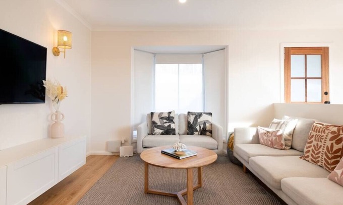 Trevallyn Casa | Belleview - stylish family/group retreat + studio