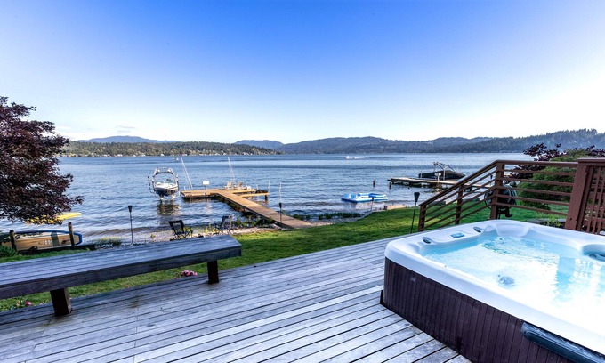 Northeast Bellevue Villa | Bellevue Lakeside Casa + Casita w/hot tub & 50ft private beach