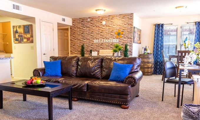 Lubbock Apartamento | Bellissimo Tuscan Getaway - ADA - King bed Close to food
