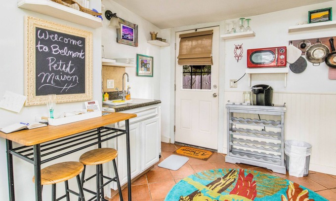 Old East Hill Casa | Belmont Petite Maison Quaint 1Bed 1 Bath Cottage