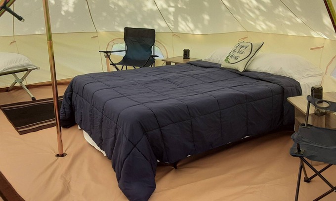 Spring Branch Alquiler De RV | Bent Oak Glamping Tent Queen Bed, 2 Cots, Electric and AC