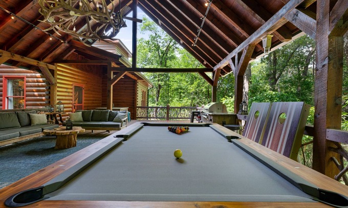 Foxfire Estates Cabina | Bentley's Retreat On Overlook