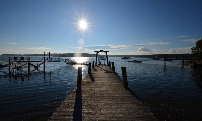 Spruce Head Cabaña | Berry Cottage, private dock, overlooking a sandy beach and bustling harbor
