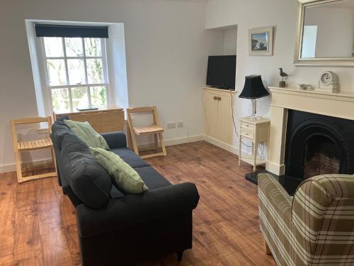 Peterhead Casa | Berryhill Maids Quarters - 3 bedroom - Self Catering - Sleeps 3 - Dogs Welcome - Off-road Parking - Suit Contractors - Peterhead 1 mile - Newly Refurbished - Open plan kitchen -living - dining - 2 bathroom - Shed - Yard -Drying Room available