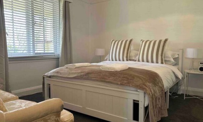 Bowral Cabaña | Berwyn Cottage Bowral, cosy and inviting, 1 minute walk to Bowral central.