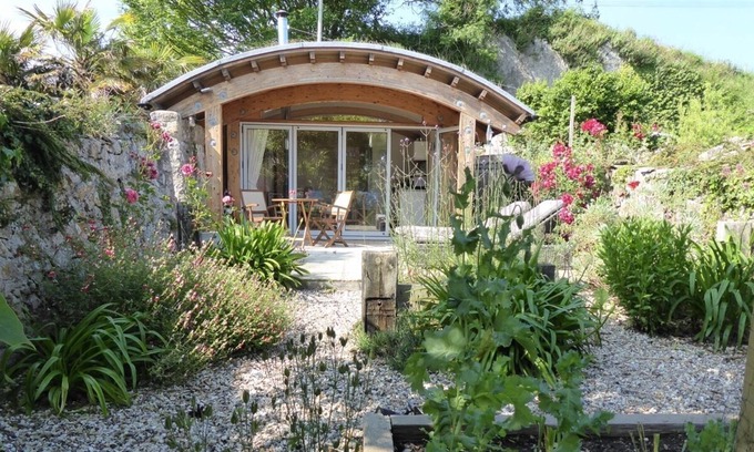 Manorbier Apartamento | Bespoke Wood Eco Cabin in Manorbier on the Pembrokeshire Coast.