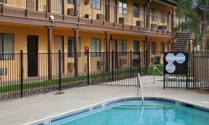 Oildale Hotel | Best Economy Inn & Suites