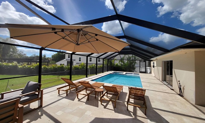 Palm River Estates Casa | -BEST LOCATION- 10 mins from Beach and Mercato/ The Oasis of Naples