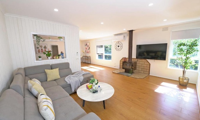 Hallam Casa | Best Location Entire House Staycation Parkland Surrounding