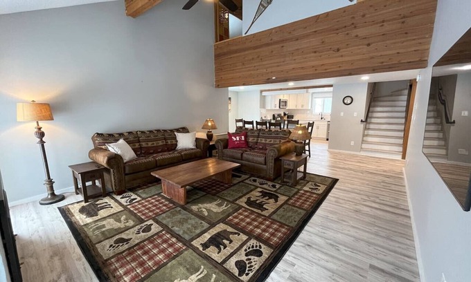 North Troy Apartamento | Best Location @ Jay: `24 Remodel, Ski-in/Out by Waterpark & Rink, A/C & Dogs
