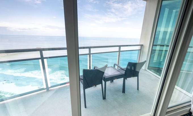 Downtown Myrtle Beach Condominio | Best Views in Myrtle|Top Floor Penthouse|King Bed!