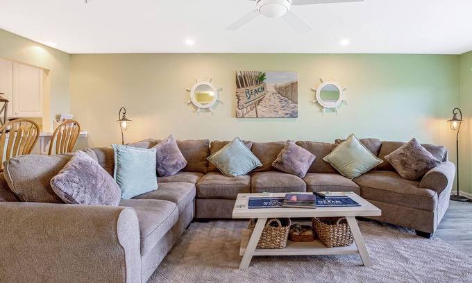 Ocean View Condominio | Bethany Bay second floor condo with pool, high-speed WiFi, central AC, & W/D