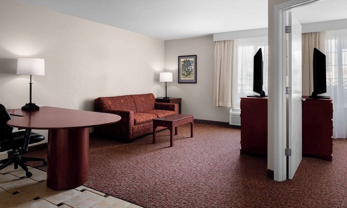 East Lake Hills Hotel | Better Choice for your Vacation! 4 Family Suites w/ Free Breakfast and Parking