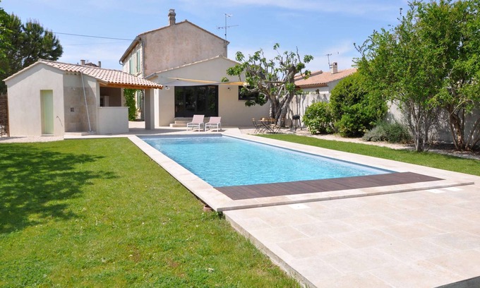 Rognonas Casa | Between Avignon and Les Alpilles, vacation home on the outskirts of the village of Rognonas, animals...
