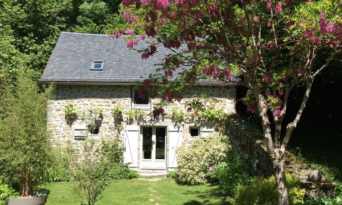 Saint-Julien-pres-Bort Casa | Entre lagos y bosques, la encantadora cabaña Ardoisette *** en una propiedad de 1 ha