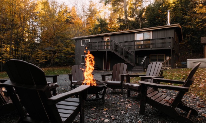 Warren Casa | Between the Pines-Hot Tub Bliss🎿Game Room, Firepit & Pet Friendly!