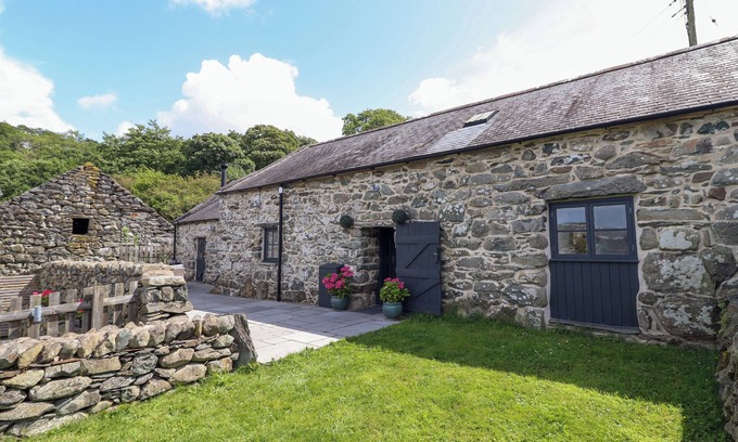 Llanfair Cabaña | BEUDY BACH, pet friendly, character holiday cottage in Llanfair