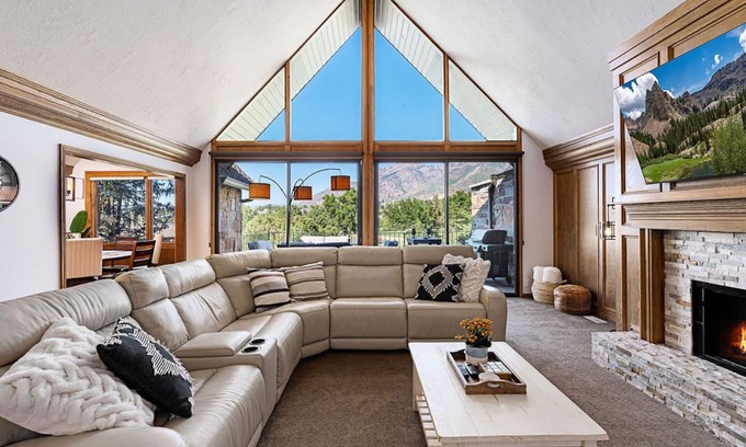 Sandy Casa | BeUTAHful Retreat: Mtn Views, 2 Master Bdrms, HotTub, Game room, Ski, Amenities!