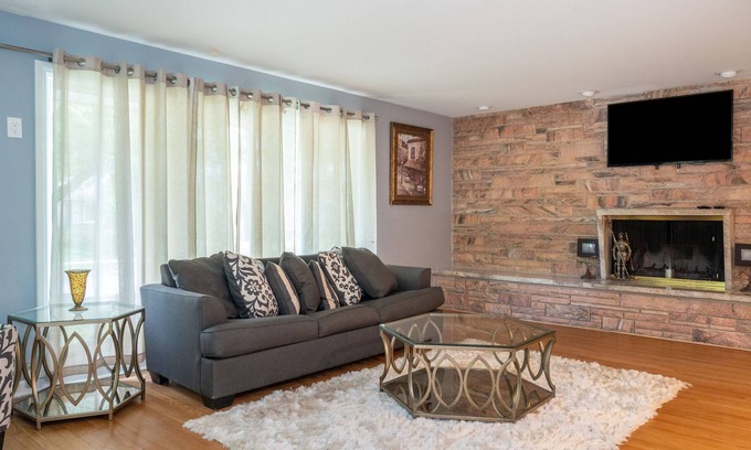 Beverly Casa | Beverly Place - 4BR/4BA Luxury!