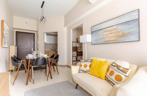 Bonifacio Global City Apartamento | BGC Taguig Uptown 3BR corner unit with pool view, bath tub, wifi, parking, beside Landers BGC